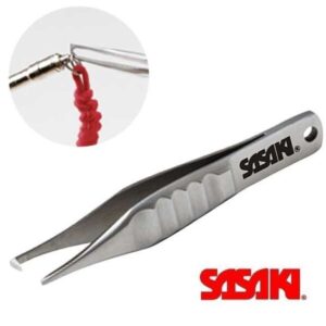 Pinza abridor de anillos Sasaki M-747 para mantenimiento de cintas de gimnasia rítmica.